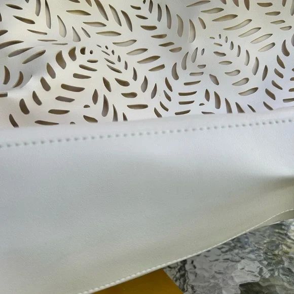 NWOT-Oscar de la Renta Cream Cut-Out Tote - Picture 6 of 7